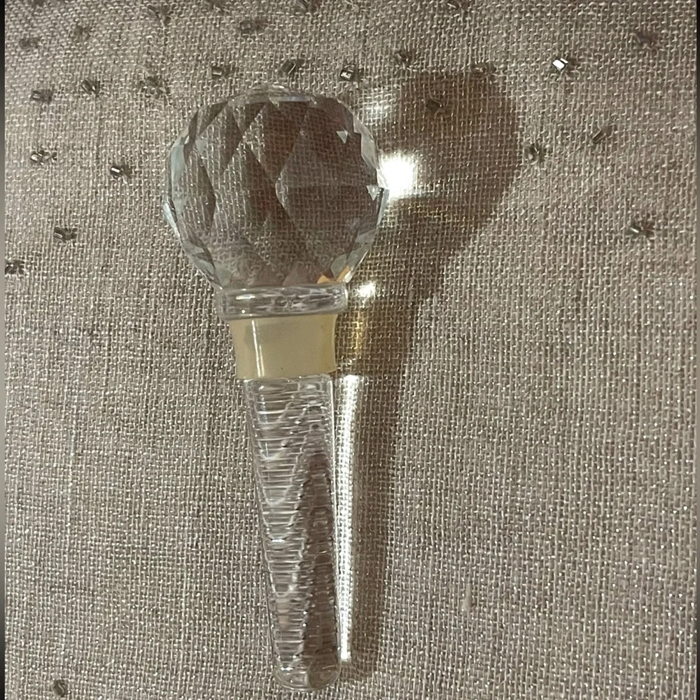 Elegant Crystal Wine Stopper
